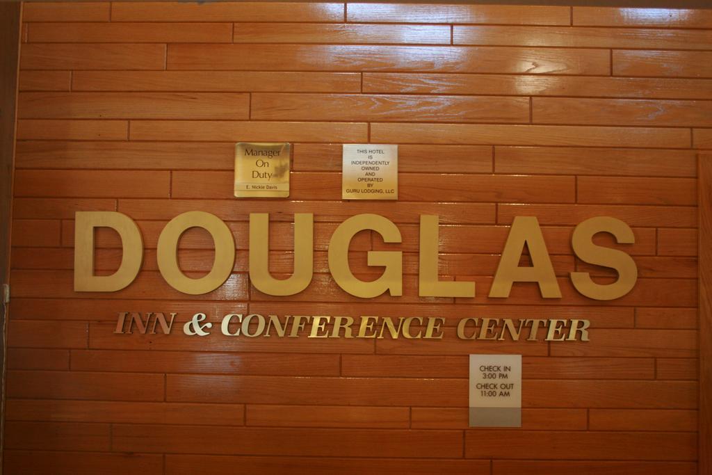 Douglas Inn And Conference Center Exterior foto